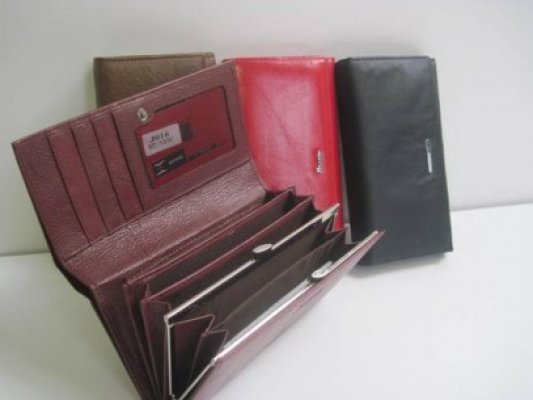 Mii de portofele, susceptibile a fi contrafăcute, confiscate la vamă